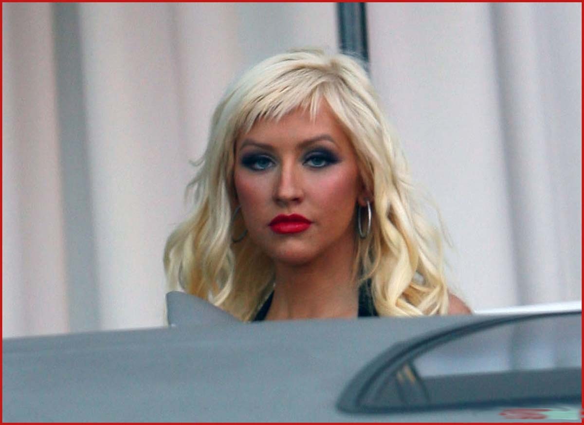 Christina aguilera coprire il corpo nudo con la coperta
 #75393862