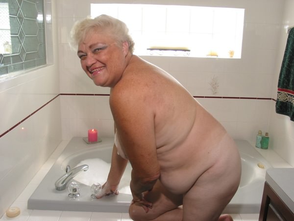 Abuela en el baño
 #77257219