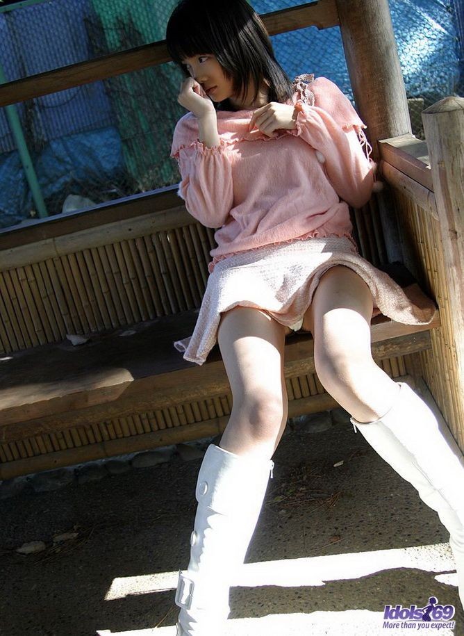 Nana, jeune japonaise, montre des seins parfaits en posant
 #69768807