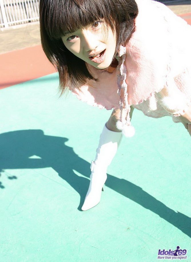 Nana, jeune japonaise, montre des seins parfaits en posant
 #69768848