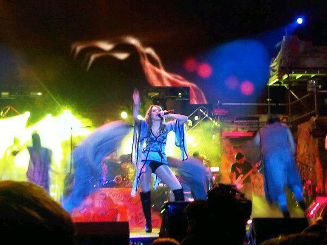 Miley Cyrus eseguendo sul palco ed esponendo il corpo sexy cazzo
 #75305951