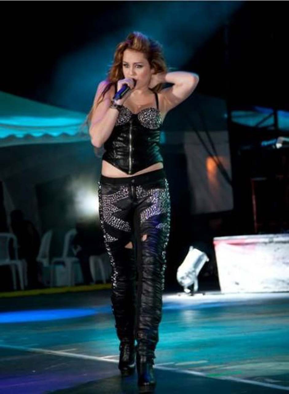 Miley Cyrus eseguendo sul palco ed esponendo il corpo sexy cazzo
 #75305954