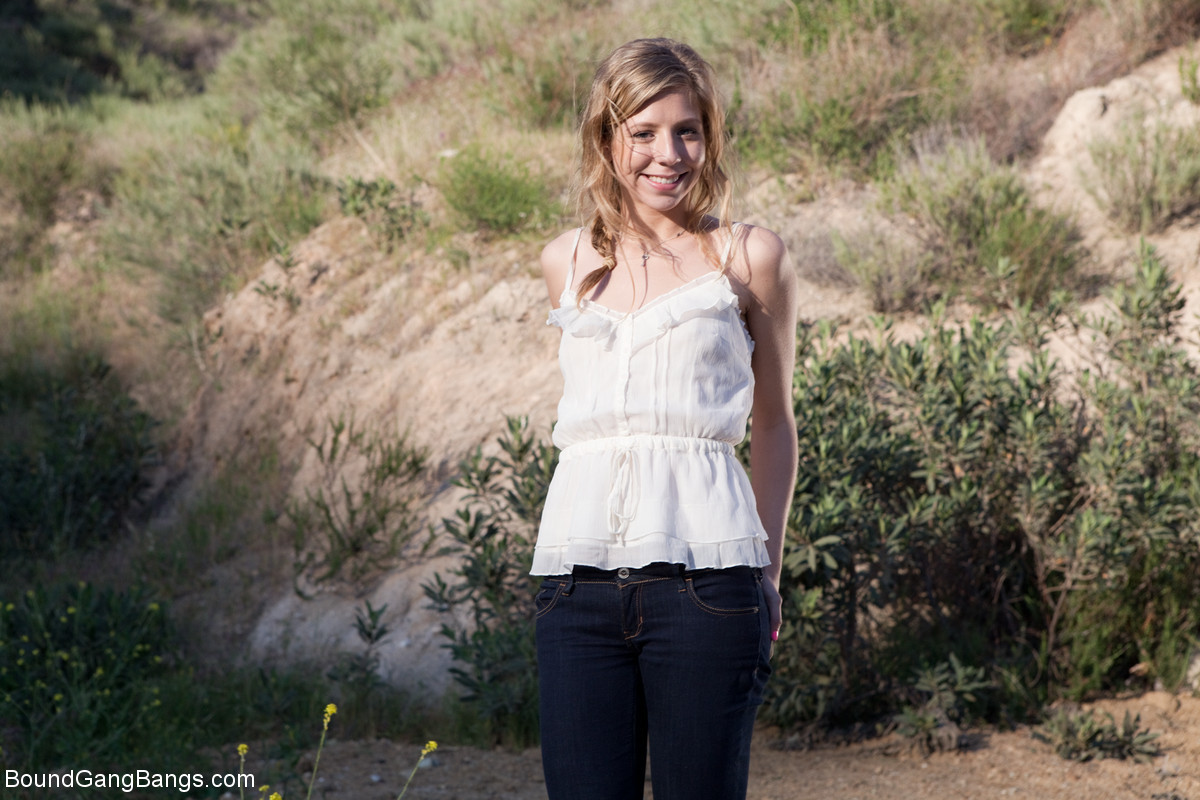 Bobby et Cheryl font une excursion d'une journée dans le canyon Tujunga de L.A., où ils se retrouvent dans un endroit isolé.
 #68525580