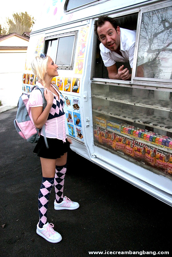 Une douce jeune blonde exhibe sa jolie culotte pour obtenir une glace gratuite.
 #77463325
