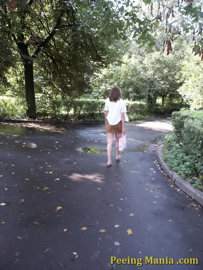 Des images incroyables de voyeurisme d'une fille sans méfiance faisant pipi dans le parc.
 #76571314