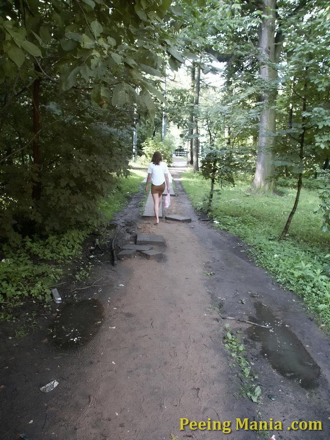 Impresionantes tomas voyeur de una chica desprevenida haciendo pis en el parque
 #76571319