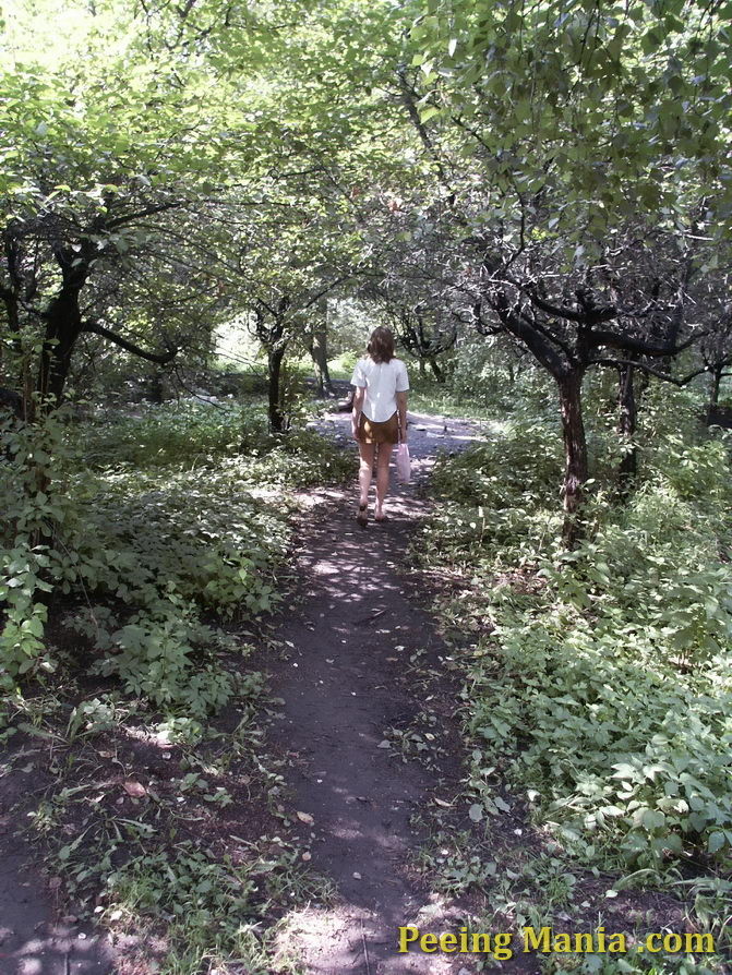 Erstaunliche Voyeur-Aufnahmen von einem ahnungslosen Mädchen beim Pinkeln im Park
 #76571327