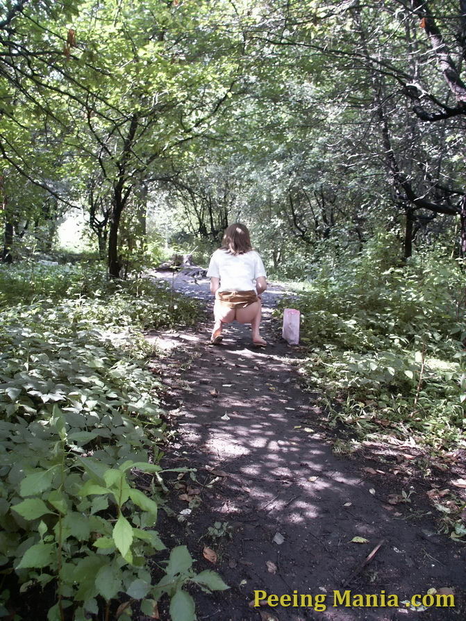 Erstaunliche Voyeur-Aufnahmen von einem ahnungslosen Mädchen beim Pinkeln im Park
 #76571333
