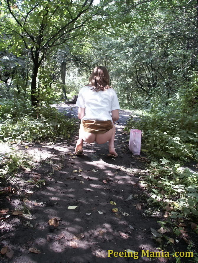 Erstaunliche Voyeur-Aufnahmen von einem ahnungslosen Mädchen beim Pinkeln im Park
 #76571336