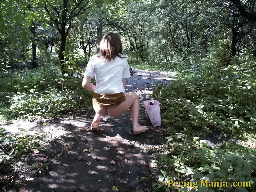 Erstaunliche Voyeur-Aufnahmen von einem ahnungslosen Mädchen beim Pinkeln im Park
 #76571366