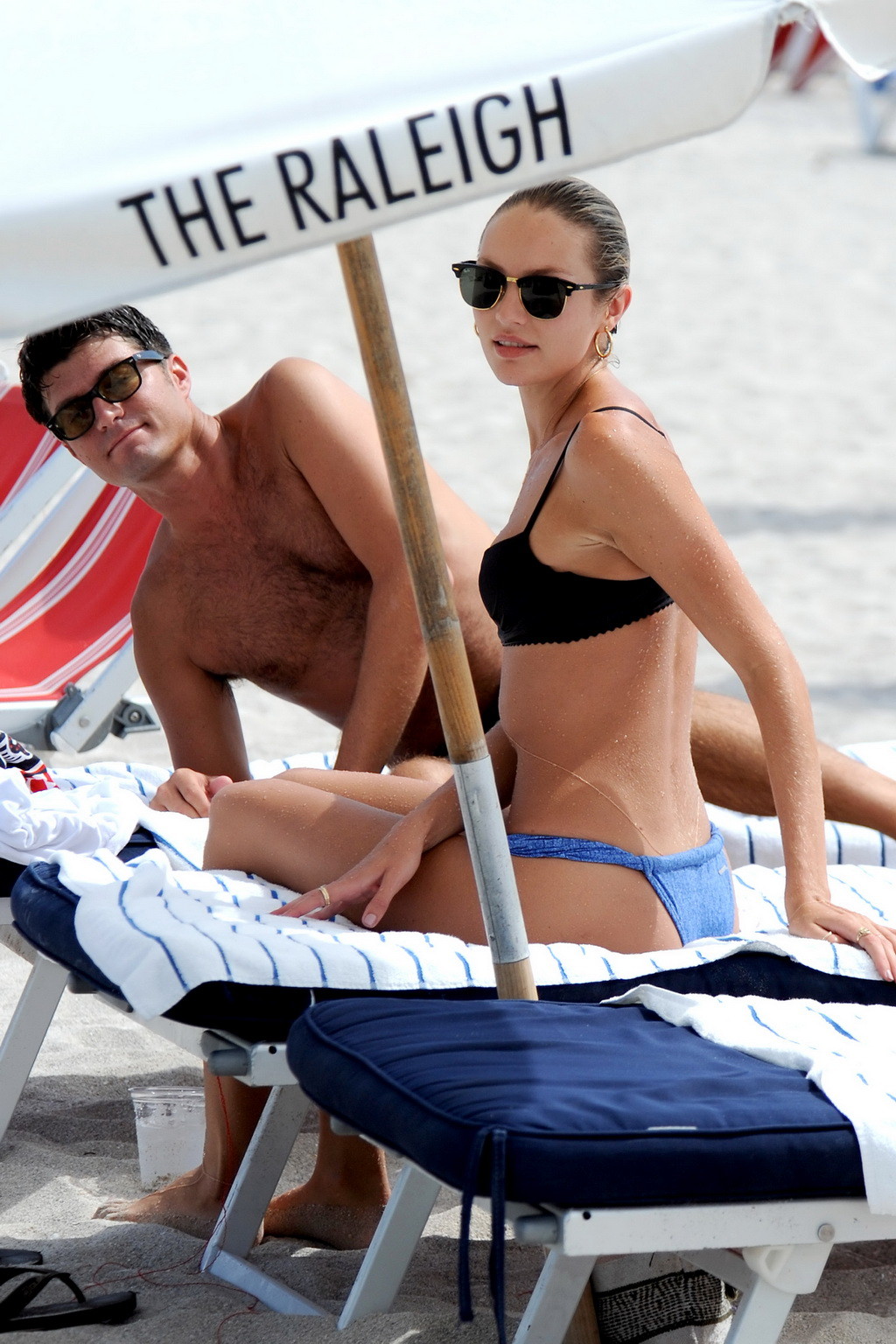 Increíble candice swanepoel llevando bikini negro tanga azul en la playa de m
 #75258274