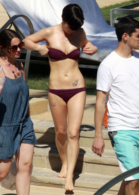 Christina ricci en bikini sexy avec des fesses fumantes
 #75375802