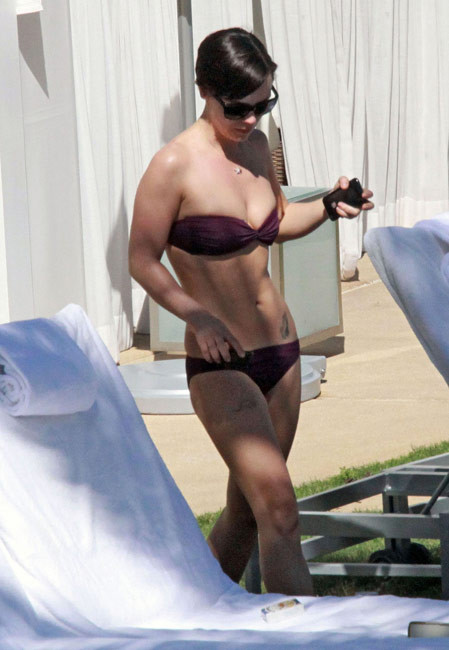 Christina ricci rauchenden Arsch in sexy Bikini
 #75375867