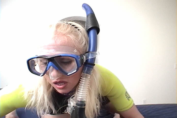 Trixie recibe una buena paliza antes de bucear
 #67953579