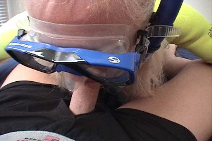 Trixie recibe una buena paliza antes de bucear
 #67953589