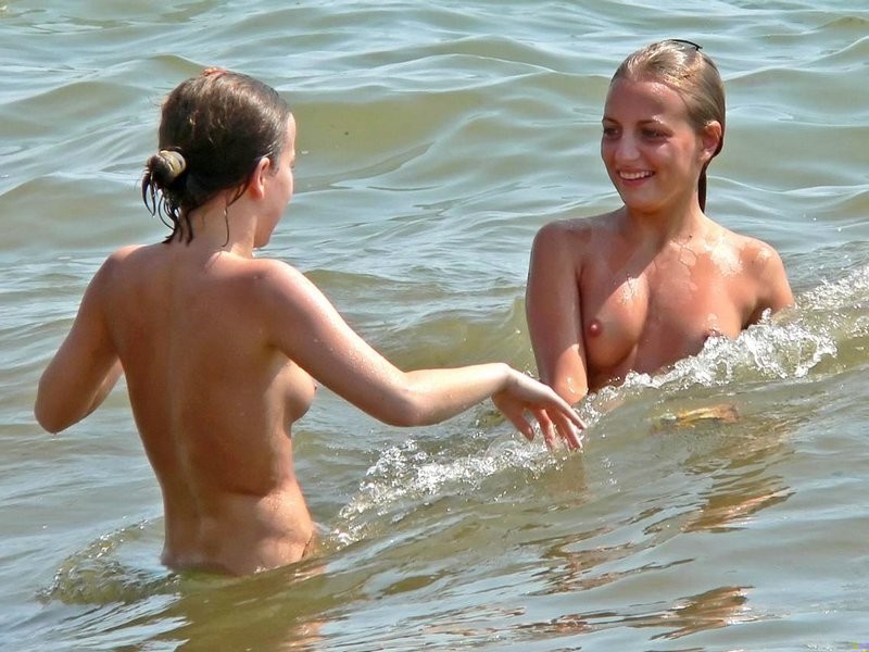 Arrapata milf nudista sulla spiaggia ama farsi leccare la figa
 #72243641