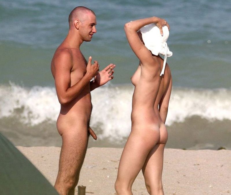 Arrapata milf nudista sulla spiaggia ama farsi leccare la figa
 #72243653