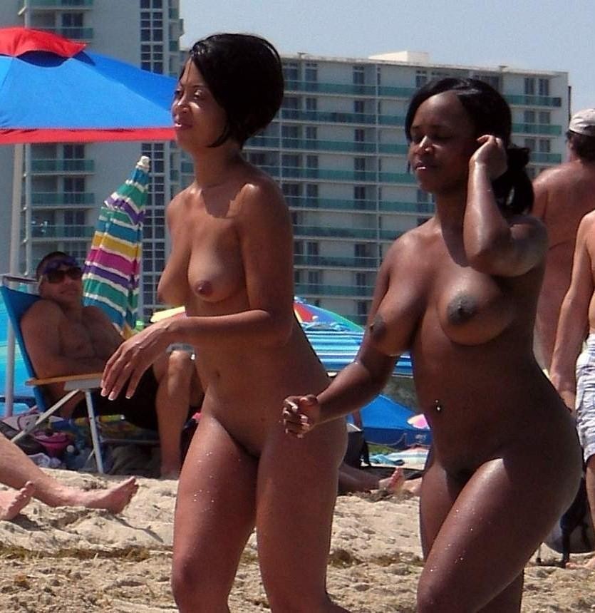 Una ragazza magra impressiona la spiaggia nudista con il suo corpo
 #72247194