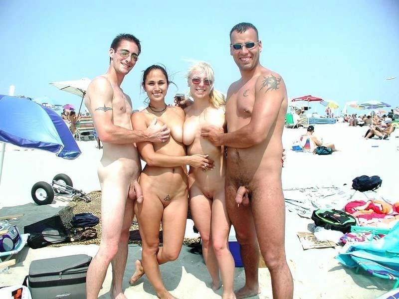 Una ragazza magra impressiona la spiaggia nudista con il suo corpo
 #72247262