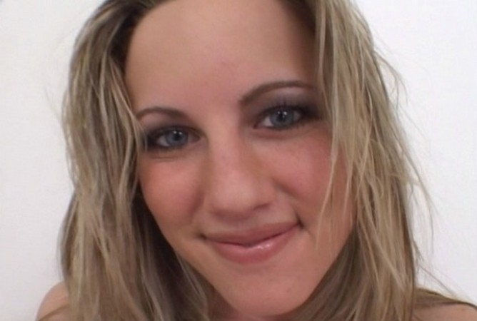 Joven apretado toma la primera polla
 #74101364