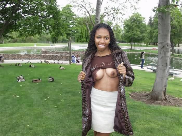 Une fille noire exhibe ses seins et sa chatte en plein air dans un parc public
 #73436308