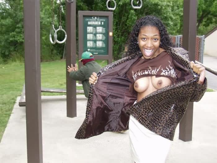 Une fille noire exhibe ses seins et sa chatte en plein air dans un parc public
 #73436375