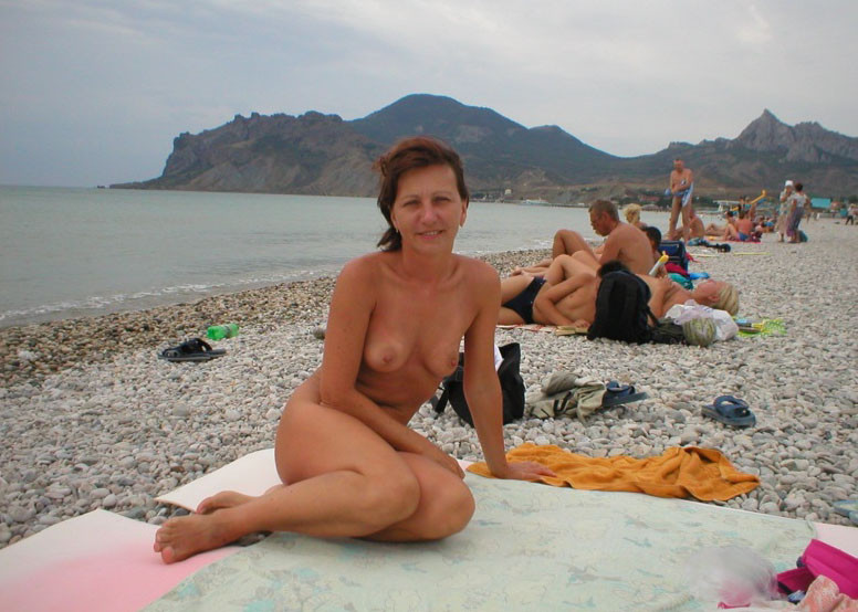 A la morena nudista le encanta sentir el sol en su cuerpo
 #72249339
