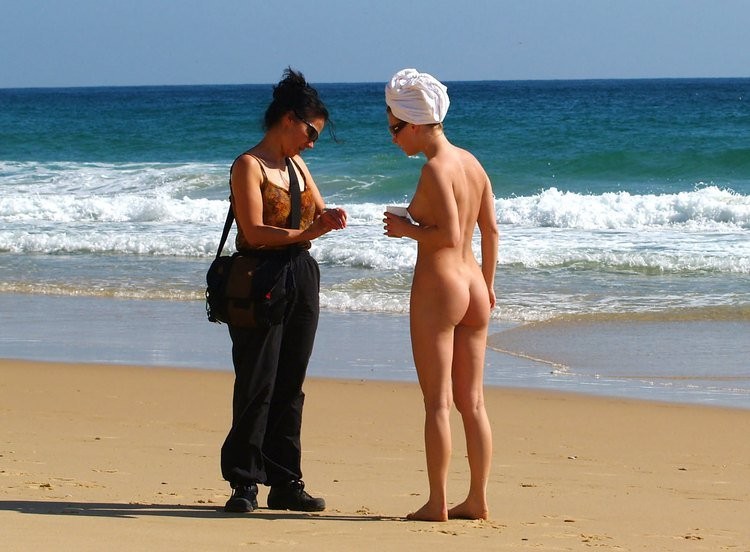 Los días calurosos exigen la desnudez de los jóvenes en la cálida arena
 #72254742