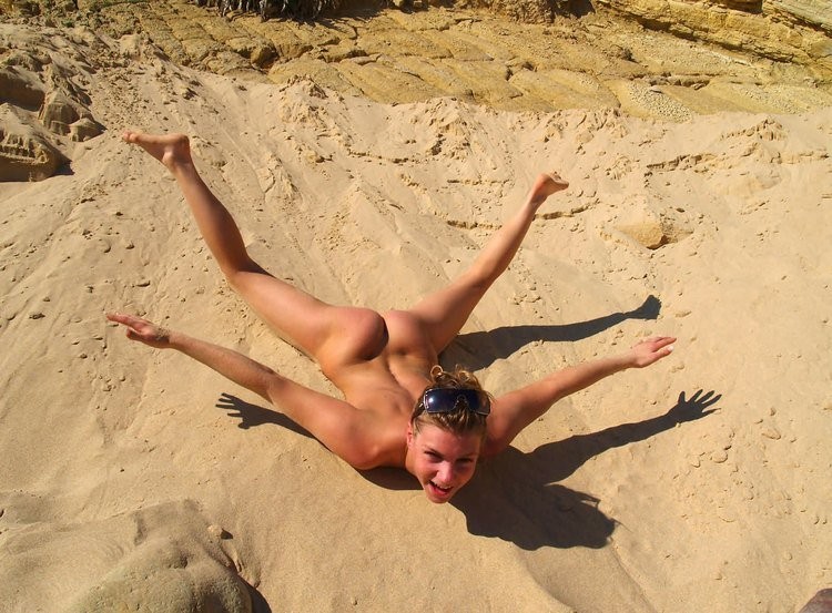Les journées chaudes appellent à la nudité des jeunes sur le sable chaud.
 #72254749
