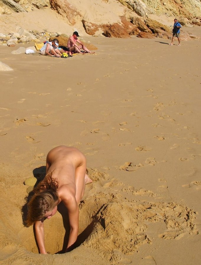 Les journées chaudes appellent à la nudité des jeunes sur le sable chaud.
 #72254758
