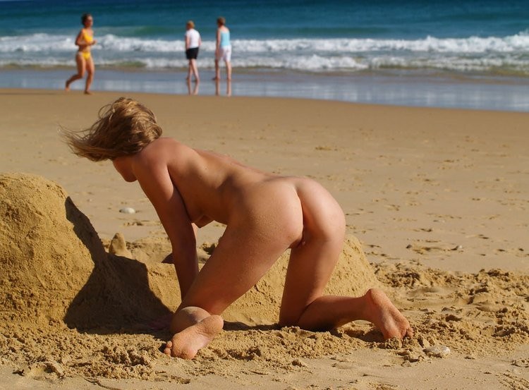 Los días calurosos exigen la desnudez de los jóvenes en la cálida arena
 #72254761