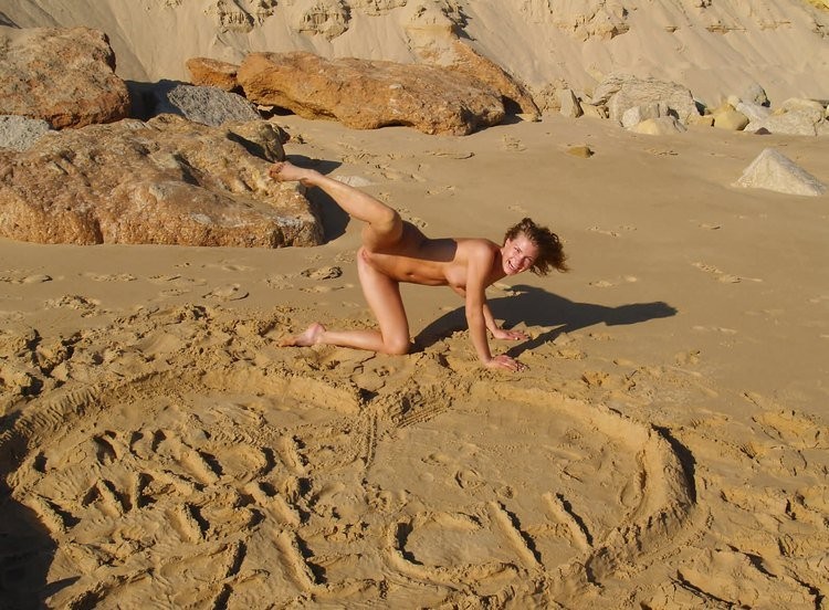 Le giornate calde richiedono nudità adolescenziale sulla sabbia calda
 #72254777