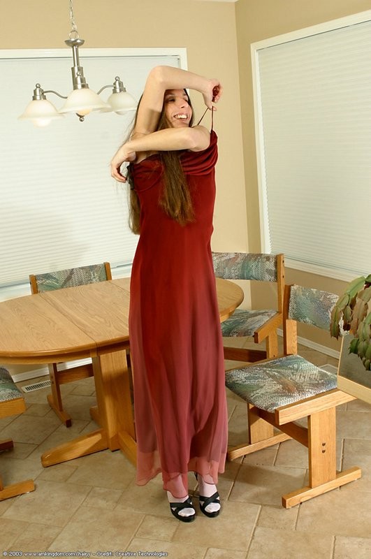 Allison zieht ihr langes Kleid aus und schlittert nackt herum
 #77266238