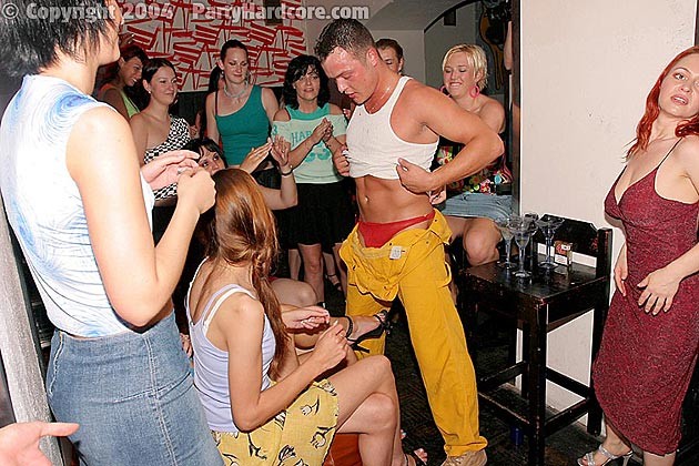 Chicas felices haciendo extraños en una orgía de borrachos
 #78927035