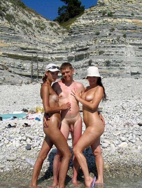 Las chicas nudistas se tumban al sol totalmente expuestas
 #72250805