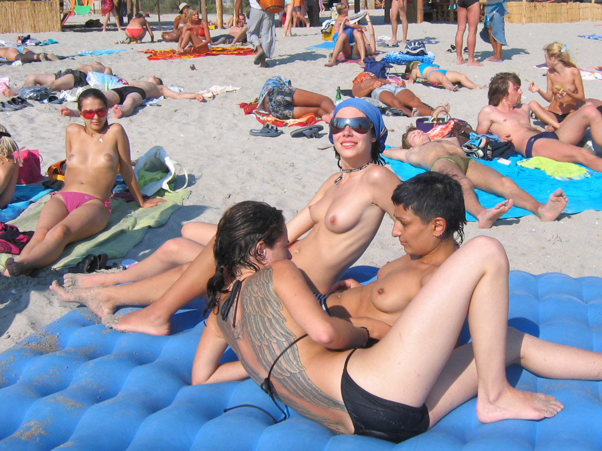 Des filles nudistes s'allongent au soleil, totalement exposées.
 #72250858