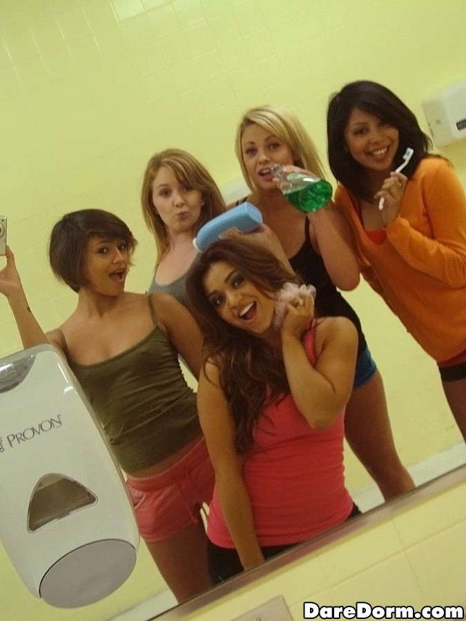 大学のセクシーな女の子
 #70310803