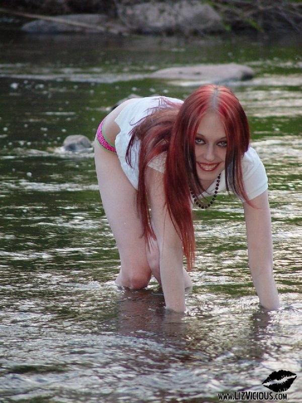 Une jeune gothique coquine se déshabille et se mouille dans le ruisseau.
 #70626521