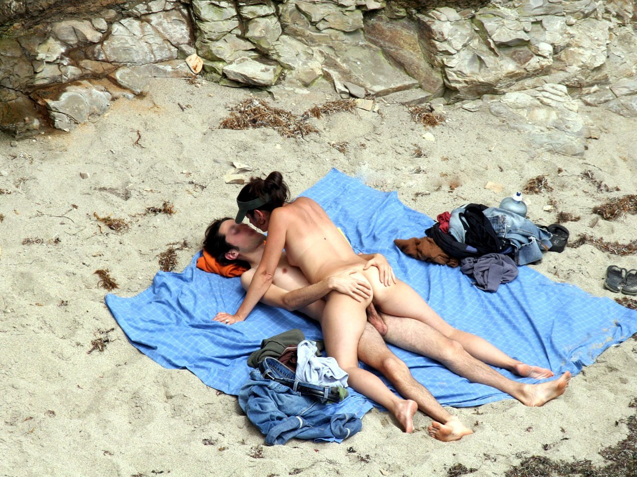 De charmantes jeunes mettent leur corps à nu sur une plage nudiste.
 #72245505