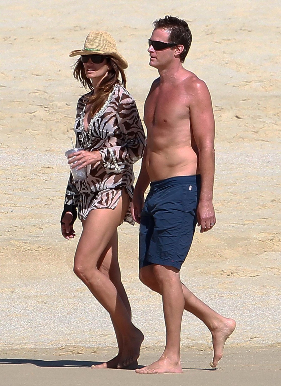 Cindy Crawford portant une robe de plage transparente en bikini au Mexique.
 #75277473