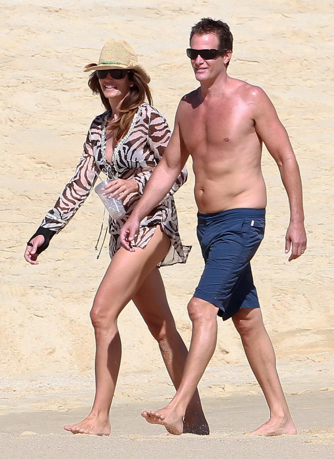 Cindy Crawford portant une robe de plage transparente en bikini au Mexique.
 #75277484