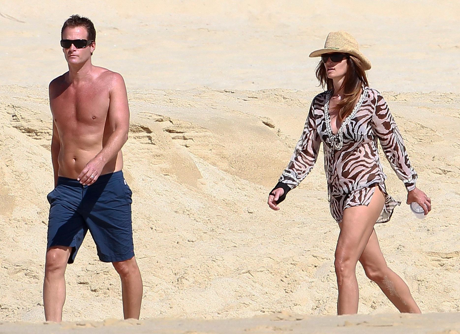 Cindy Crawford portant une robe de plage transparente en bikini au Mexique.
 #75277513