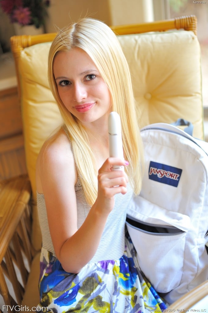 Rubia preciosa masturbándose con un consolador y metiéndose los dedos hasta llegar al clímax
 #78390117