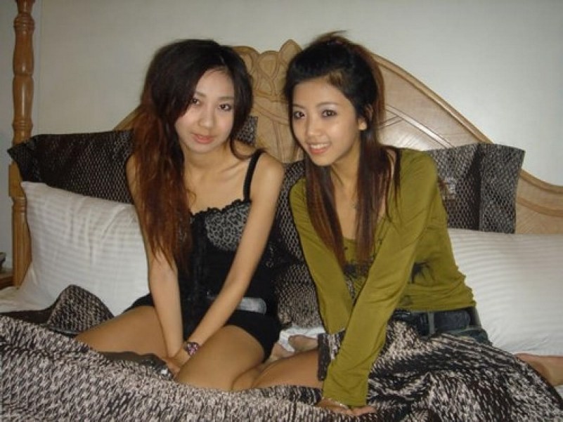Asiatische Coed geht voll nackt in Couch zeigt squeezable Titten
 #69882836