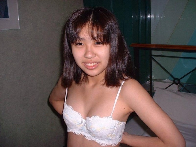 Asiatische Coed geht voll nackt in Couch zeigt squeezable Titten
 #69882862