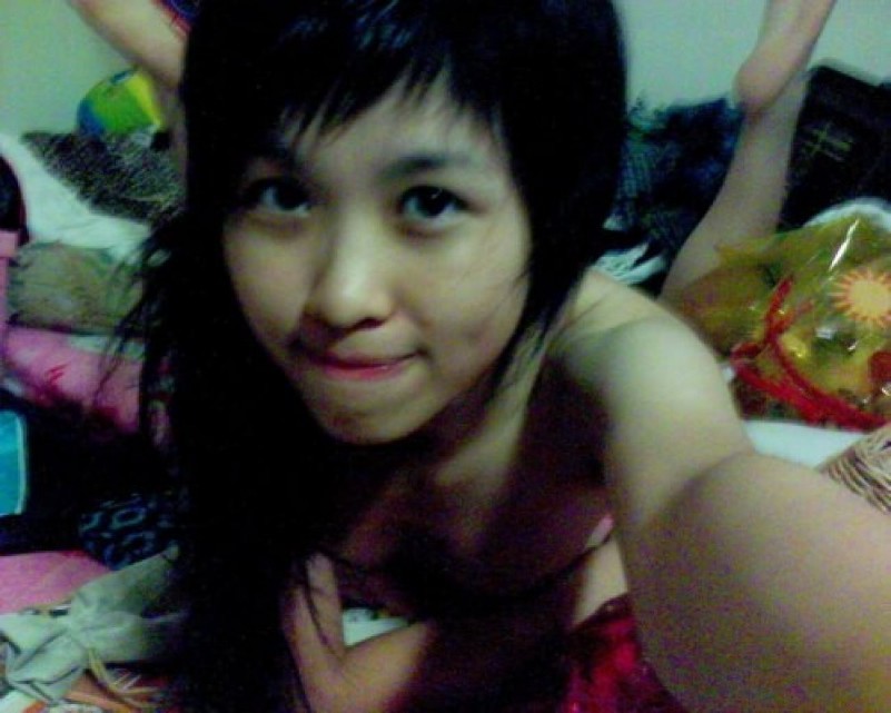 Asiatische Coed geht voll nackt in Couch zeigt squeezable Titten
 #69882899