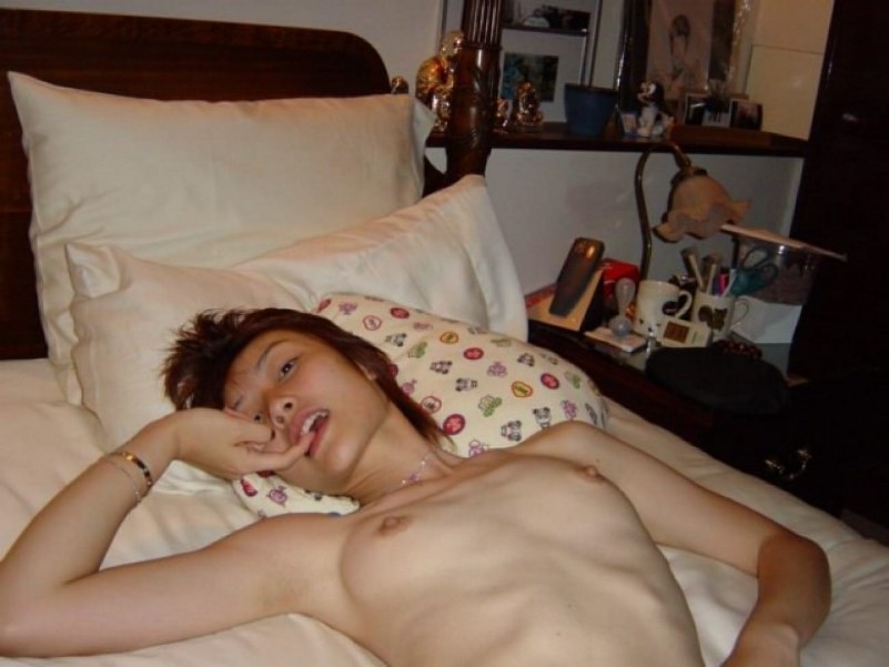 Asiatische Coed geht voll nackt in Couch zeigt squeezable Titten
 #69882953