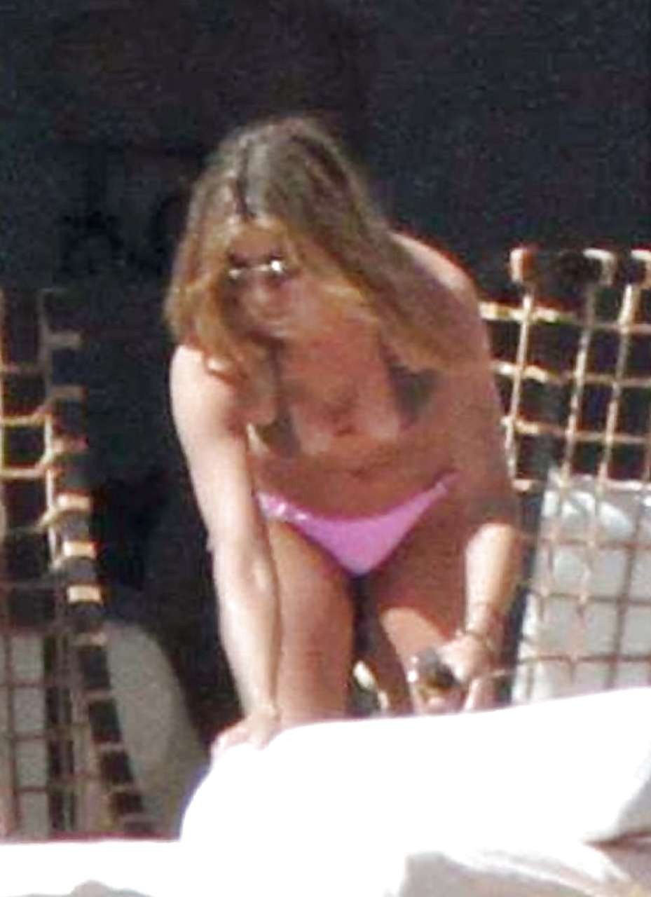 Jennifer aniston en bikini et chemisier et montre sa culotte
 #75288560