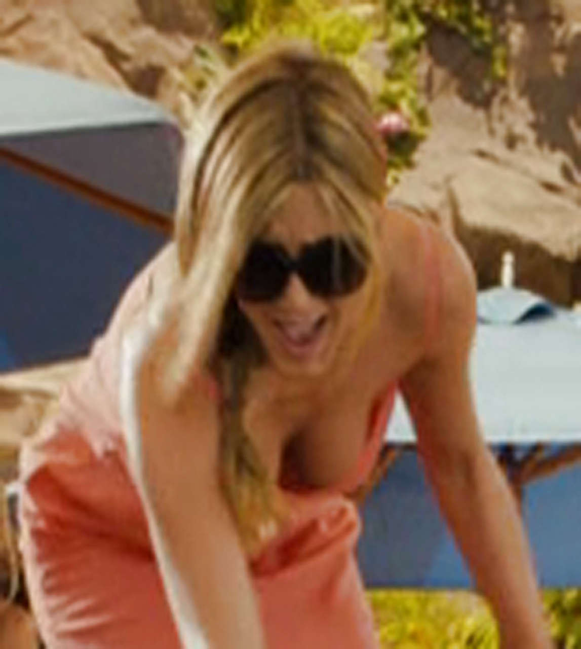Jennifer aniston en bikini et chemisier et montre sa culotte
 #75288602