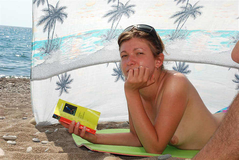 Una ragazza prosperosa mostra il suo corpo nudo alla spiaggia nudista
 #72250194